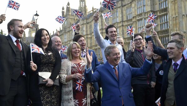 Лидер Партии независимости Соединенного Королевства (UKIP) Найджел Фараж приветствует результаты референдума - Sputnik Mundo