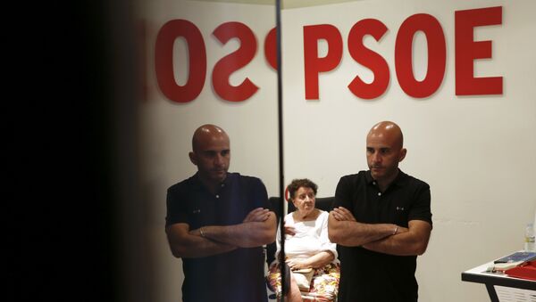 La gente esperando los resultados de las elecciones en la sede del PSOE en España - Sputnik Mundo