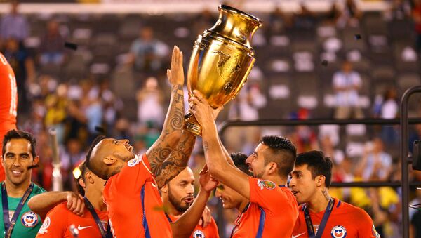 Jugadores chilenos celebran el histórico segundo título en la Copa América contra el combinado nacional argentino. - Sputnik Mundo