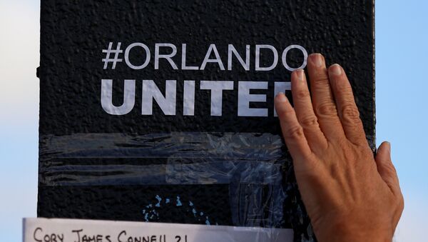 La gente rinde homenaje a las víctimas del atentado en Orlando - Sputnik Mundo