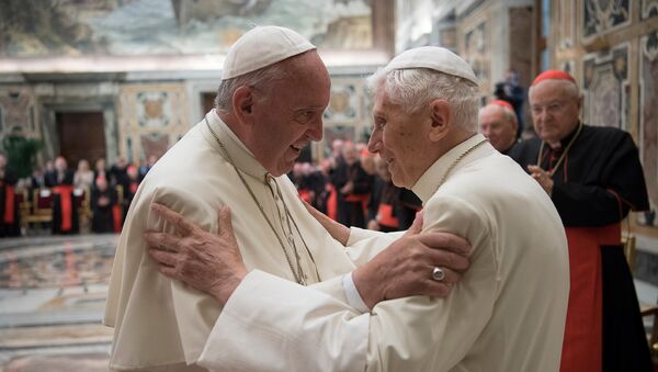 El papa Francisco invitó a Benedicto XVI a una ceremonia para celebrar los 65 años de la ordenación sacerdotal del pontífice emérito, el martes 28 de junio, en el Vaticano. - Sputnik Mundo