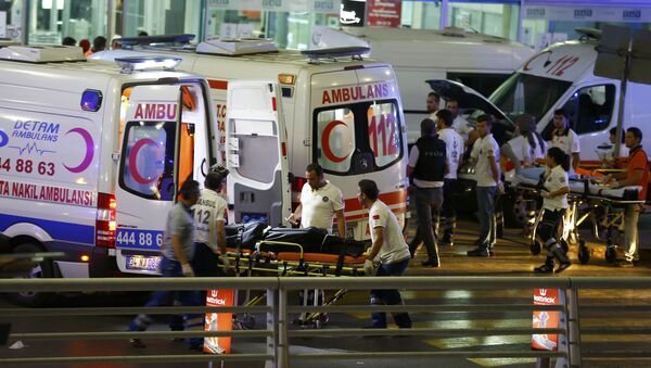Los médicos trabajan en el sitio de las explosiones en el aeropuerto Ataturk - Sputnik Mundo