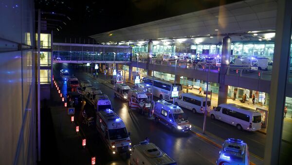 Los médicos llegan al aeropuerto Ataturk en Estambul - Sputnik Mundo