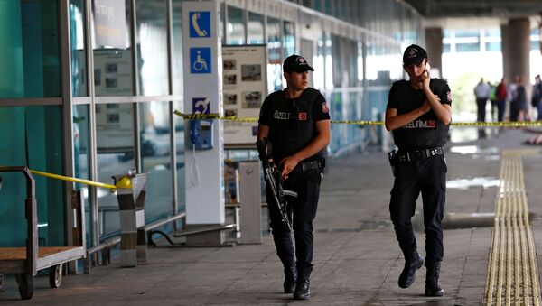 Policias patrullan el aeropuerto de Ataturk en Estambul, 29 de junio del 2016. - Sputnik Mundo