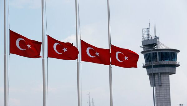 Las banderas de Turquía en el aeropuerto Ataturk - Sputnik Mundo