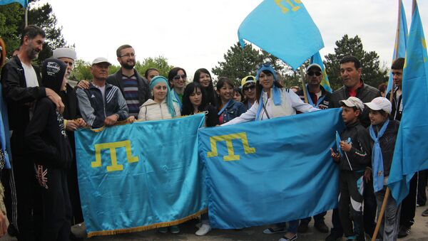 Gente con banderas de los tártaros de Crimea - Sputnik Mundo