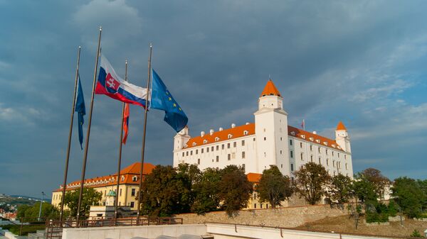 Banderas de Eslovaquia y la Unión Europea - Sputnik Mundo