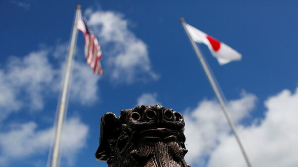Banderas de EEUU y Japón en Okinawa - Sputnik Mundo