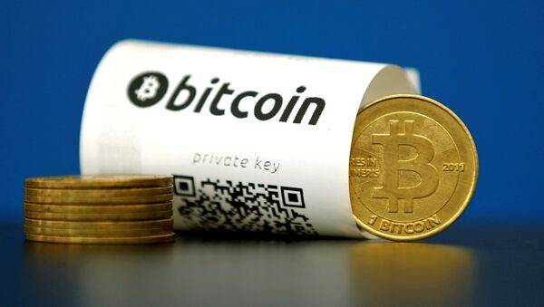 An illustration photo shows a Bitcoin (virtual currency) paper wallet with QR codes and a coin - Sputnik Mundo