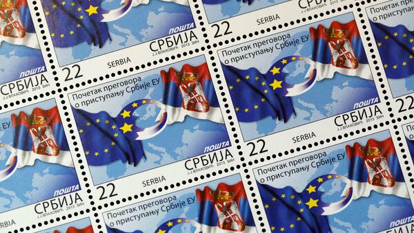 Sellos postales con las banderas de la UE y Serbia - Sputnik Mundo