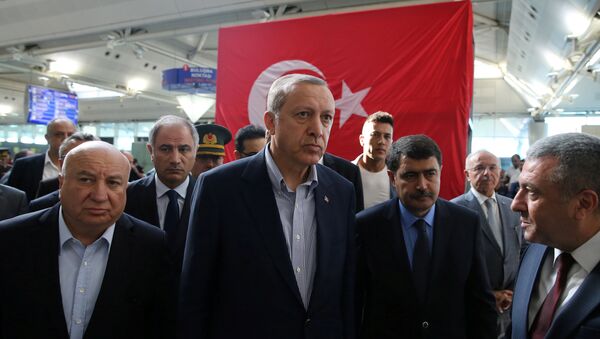 Recep Tayiip Erdogan, el presidente de Turquía, en el aeropuerto Ataturk en Estambul - Sputnik Mundo