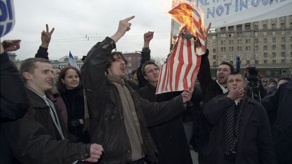 Protesta frente a la embajada de EEUU contra las acciones de la OTAN en Yugoslavia (1999) - Sputnik Mundo