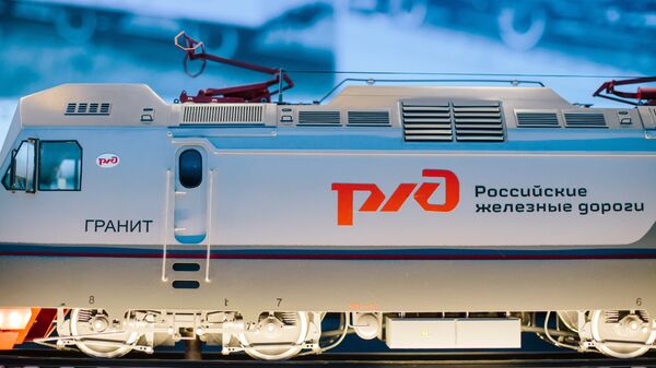 Modelo de un tren con el logo de RZD - Sputnik Mundo