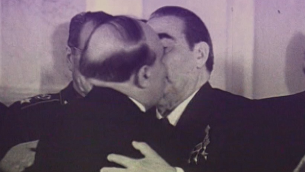 Los besos de Brézhnev, una tradición que ha pasado a la historia - Sputnik Mundo