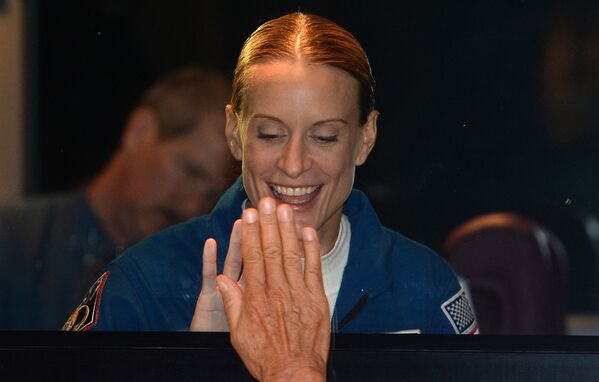 La astronauta de la NASA, Kathleen Rubins, miembro de la Expedición 48/49 a la EEI, antes de partir hacia la plataforma del lanzamiento en Baikonur - Sputnik Mundo