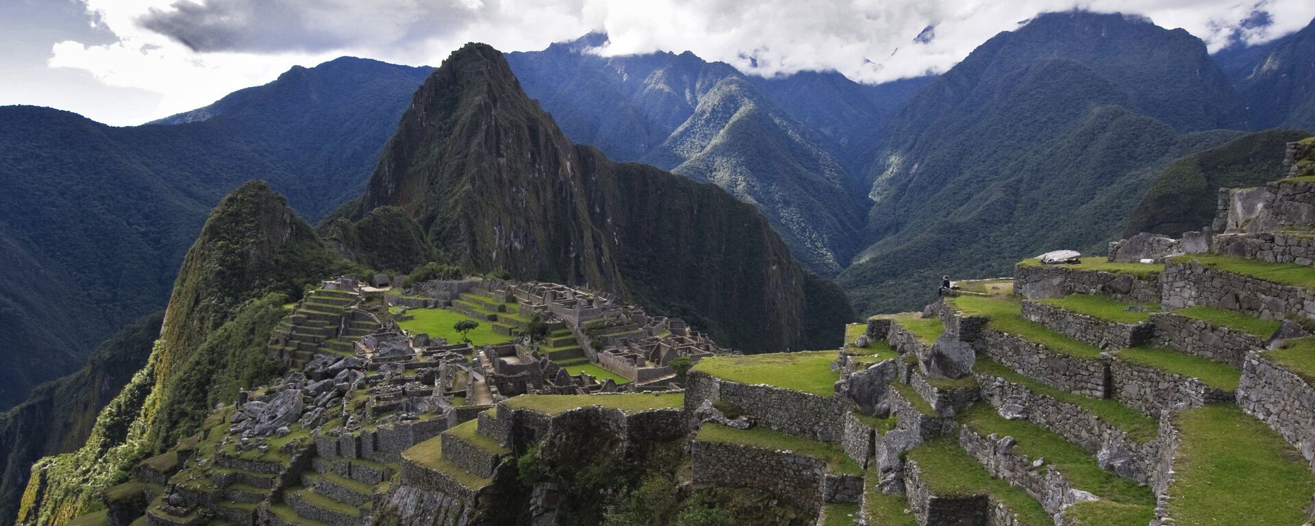 Vista de la montaña Huayna Picchu y las ruinas de la antigua ciudad de Machu Picchu. - Sputnik Mundo, 1920, 28.01.2021