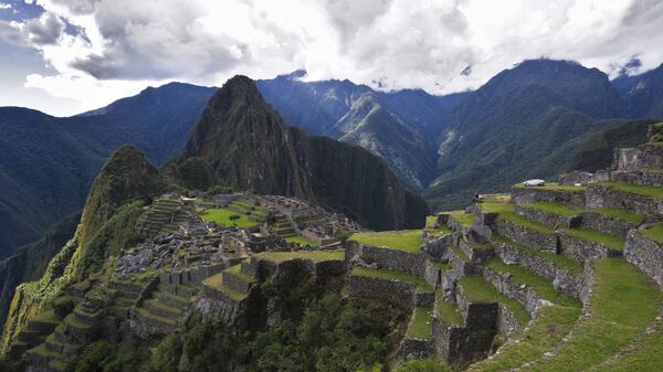 Vista de la montaña Huayna Picchu y las ruinas de la antigua ciudad de Machu Picchu. - Sputnik Mundo