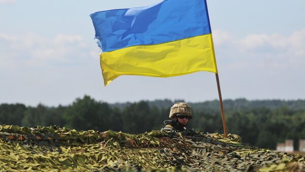 Un militar con la bandera nacional de Ucrania - Sputnik Mundo