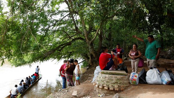 People wait their turn to cross to Boca del Grita in Venezuela, over a river that marks the border near Puerto Santander, Colombia, June 3, 2016. Picture taken from the Colombia side of the Venezuela-Colombia border - Sputnik Mundo