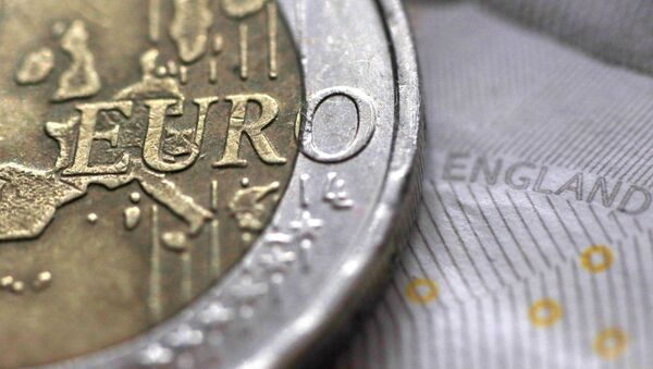 La moneda de 2 euros y el billete de 10 libras - Sputnik Mundo
