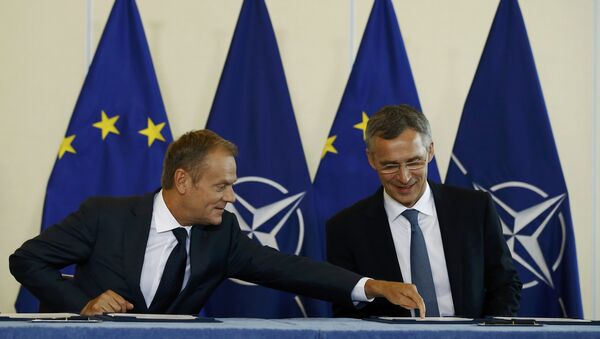 Presidente del Consejo Europeo, Donald Tusk, y secretario general de la OTAN, Jens Stoltenberg, firmando la declaración conjunta - Sputnik Mundo