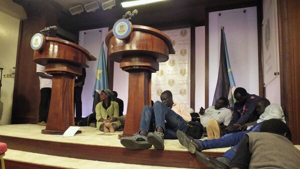 Los periodistas se cayeron al piso en el palacio presidencial de Sudán del Sur tras escuchar los tiroteos - Sputnik Mundo