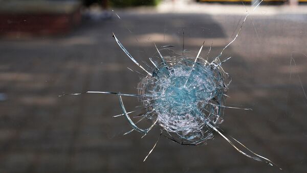 Broken glass from a bullet hole is seen at a bus stop near the shooting scene in Dallas, Texas, U.S - Sputnik Mundo