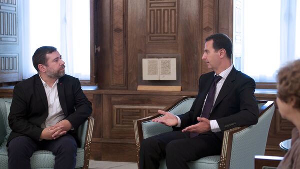 Presidente de Siria, Bashar Asad, durante una reunión en Damasco con una delegación liderada por el eurodiputado Javier Couso - Sputnik Mundo
