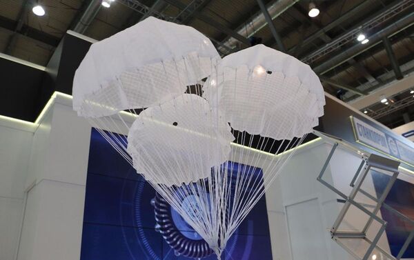 Prototipo del nuevo sistema de paracaídas para naves espaciales pilotadas de uso múltiple, presentado en la feria internacional Innoprom 2016 por Technodinamika - Sputnik Mundo