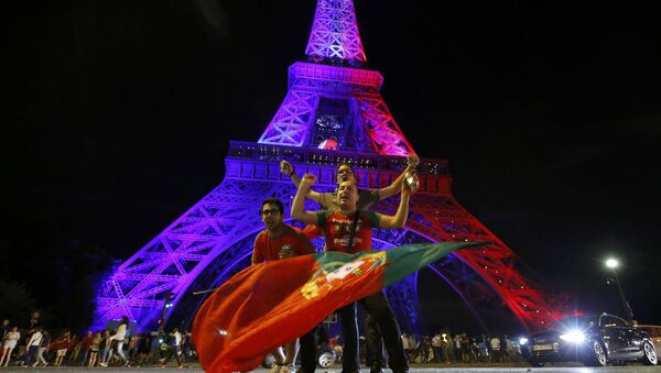 Hinchas en París tras el final de la Eurocopa - Sputnik Mundo