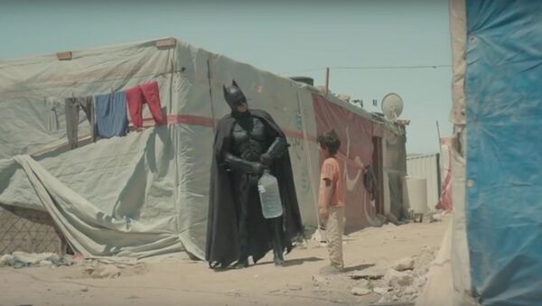 Niño sirio y Batman - Sputnik Mundo