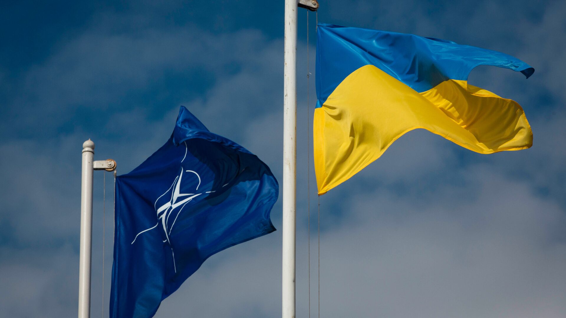 Las banderas de la OTAN y Ucrania - Sputnik Mundo, 1920, 02.12.2021