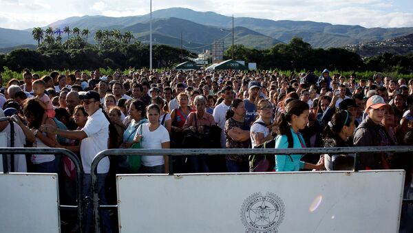 Gente en la frontera entre Colombia y Venezuela - Sputnik Mundo