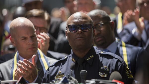 Dallas Police Chief David Brown speaks at vigil in Thanks-Giving Square in Dallas, Texas, on July 8, 2016, following the shootings during a peaceful protest on July 7 which left 5 police officers dead. - Sputnik Mundo