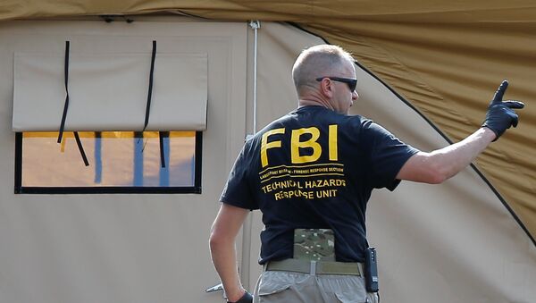 An FBI investigator works at the crime scene of a mass shooting at the Pulse gay night club in Orlando - Sputnik Mundo