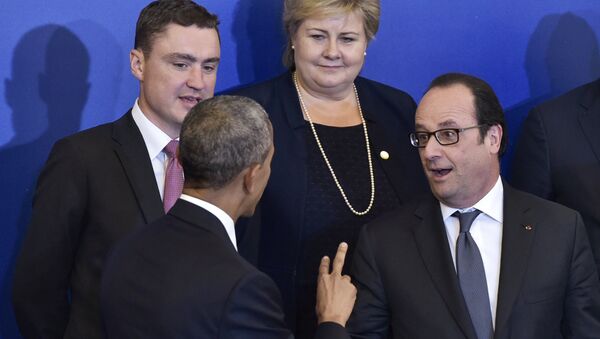US President Barack Obama (2nd L) chats with Estonia's Prime Minister Taavi Roivas (L), Norway's Prime Minister Erna Solberg (C), and France's President Francois Hollande while posing in a family photo ahead of a working dinner at the Presidential Palace during the NATO Summit in Warsaw on July 8, 2016. - Sputnik Mundo