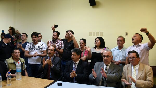 Los campesinos condenados en el marco del caso Curuguaty, y sus abogados durante el juicio en Asunción - Sputnik Mundo