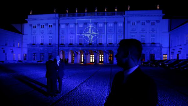 The NATO symbol is projected on the Presidential Palace in blue light as Obama and NATO leaders attend a NATO Summit working dinner in Warsaw - Sputnik Mundo