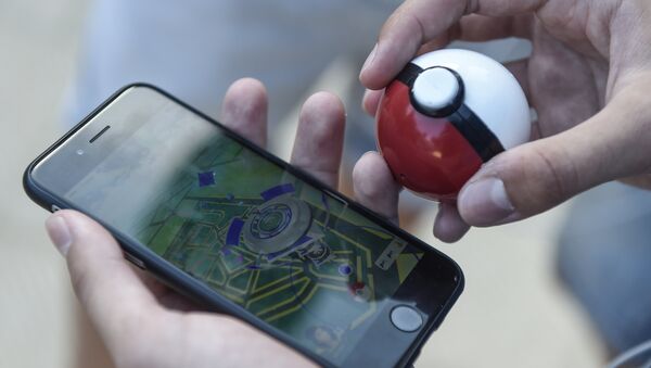 A gamer uses the Pokemon Go application on his mobile phone in a Barcelona park, on July 14, 2016. - Sputnik Mundo