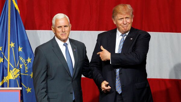 El gobernador de Indiana, Mike Pence, y el candidato republicano a presidencia de EEUU, Donald Trump - Sputnik Mundo