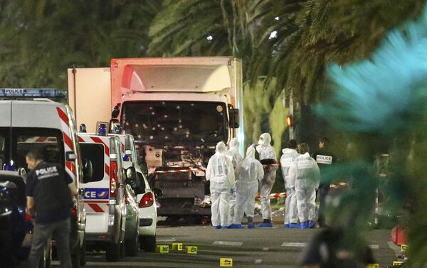 Expertos examinan el camión que atropelló a una multitud en Niza - Sputnik Mundo