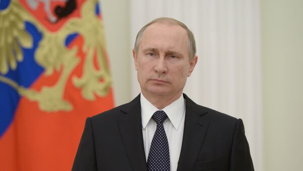 Vladímir Putin presentando un mensaje a su homólogo francés, François Hollande, y al pueblo francés - Sputnik Mundo