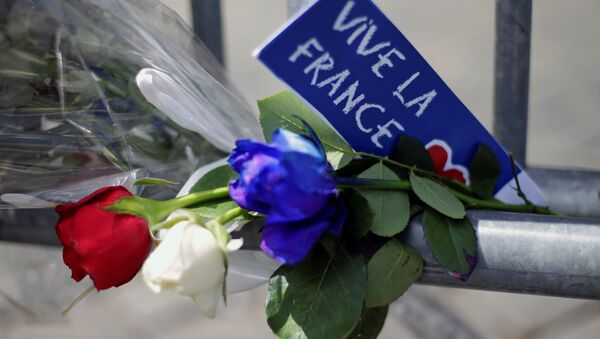 Las flores dedicadas a las víctimas del atentado en Niza - Sputnik Mundo