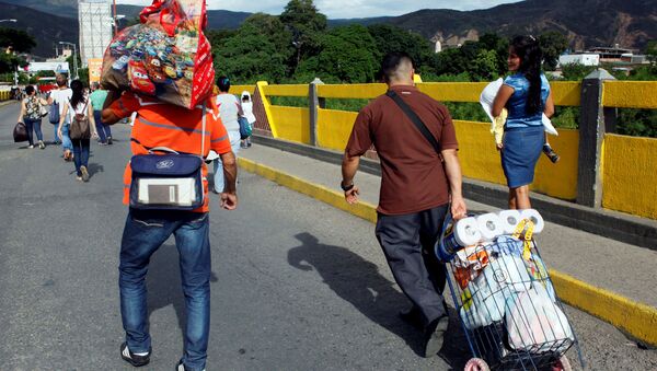 Ciudadanos venezolanos cruzando la frontera con Colombia - Sputnik Mundo
