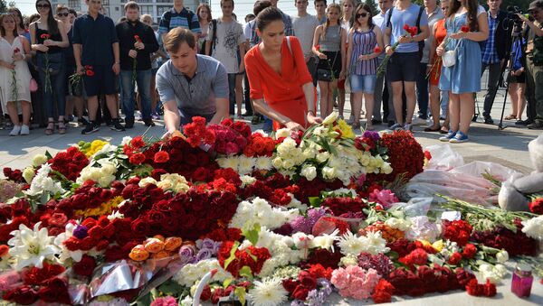 Moscovitas llevan flores a la Embajada de Francia en Moscú - Sputnik Mundo