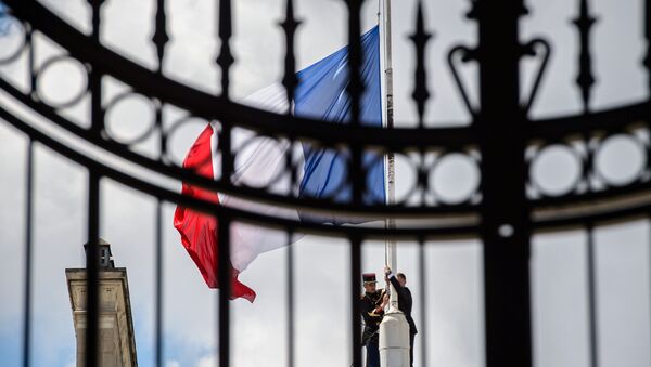 La bandera de Francia izada a media asta - Sputnik Mundo