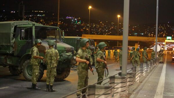 Militares turcos bloquean acceso al puente sobre el Bósforo en Estambul - Sputnik Mundo