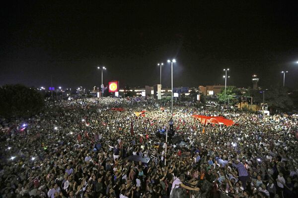 Los partidarios de Erdogan llegan al aeropuerto internacional de Ataturk en Estambul - Sputnik Mundo