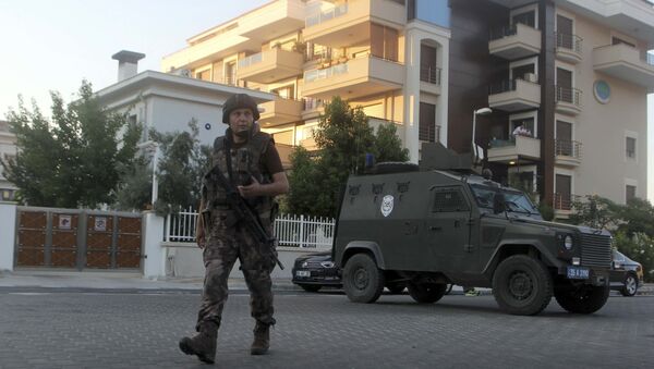 Un policía patrulla las calles en la ciudad turca de Marmaris - Sputnik Mundo