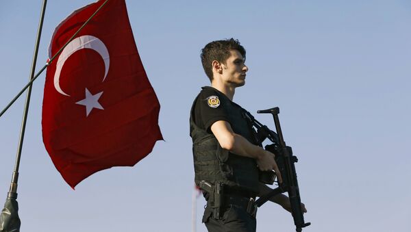 Un polícia tras el intento de golpe de Estado en Turquía - Sputnik Mundo